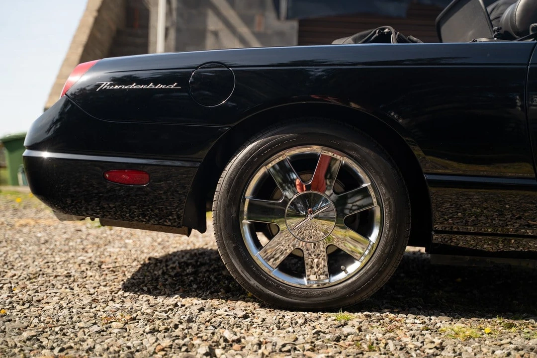 2002 Ford Thunderbird 11th Gen - Image 18 of 30