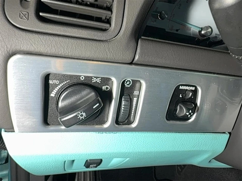 2002 Ford Thunderbird 11th Gen - Image 22 of 31