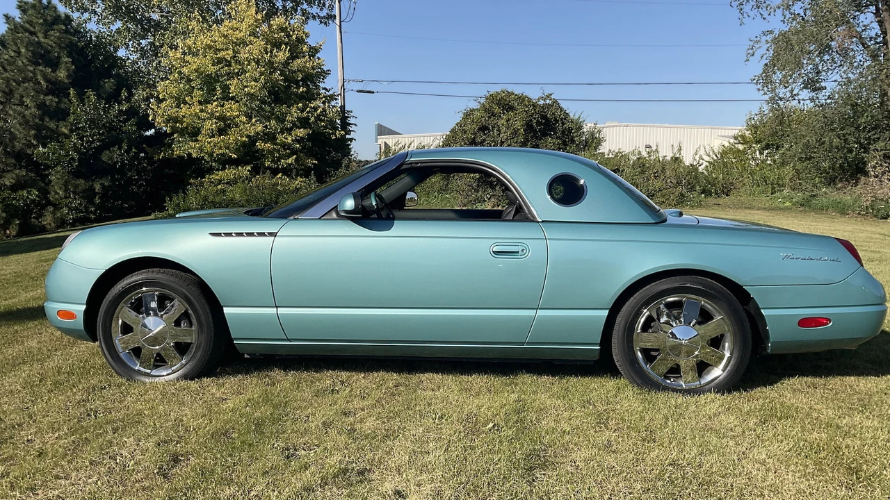 2002 Ford Thunderbird 11th Gen - Image 2 of 20