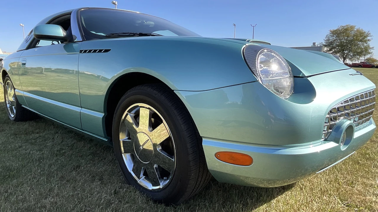 2002 Ford Thunderbird 11th Gen - Image 16 of 20