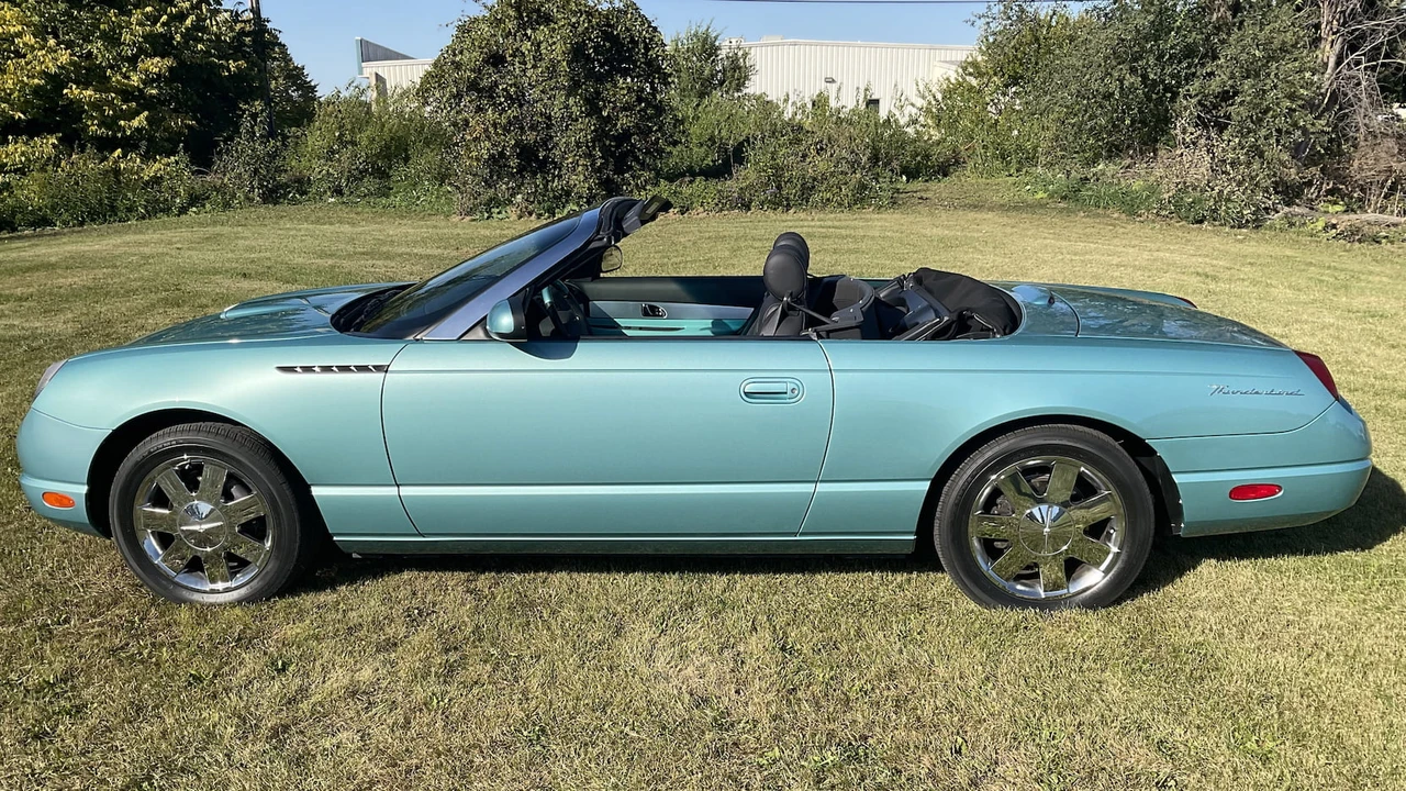 2002 Ford Thunderbird 11th Gen - Image 17 of 20