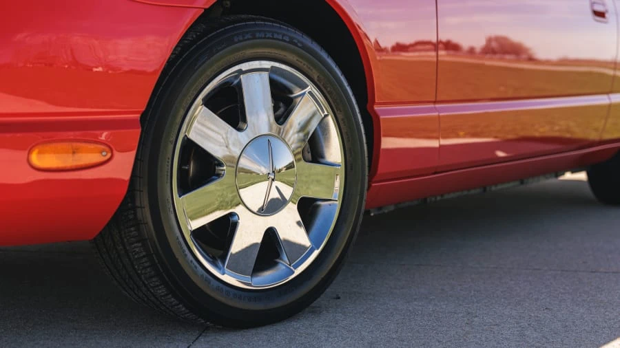 2002 Ford Thunderbird 11th Gen - Image 19 of 31