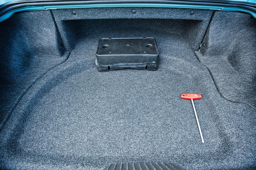 2002 Ford Thunderbird 11th Gen - Image 18 of 31