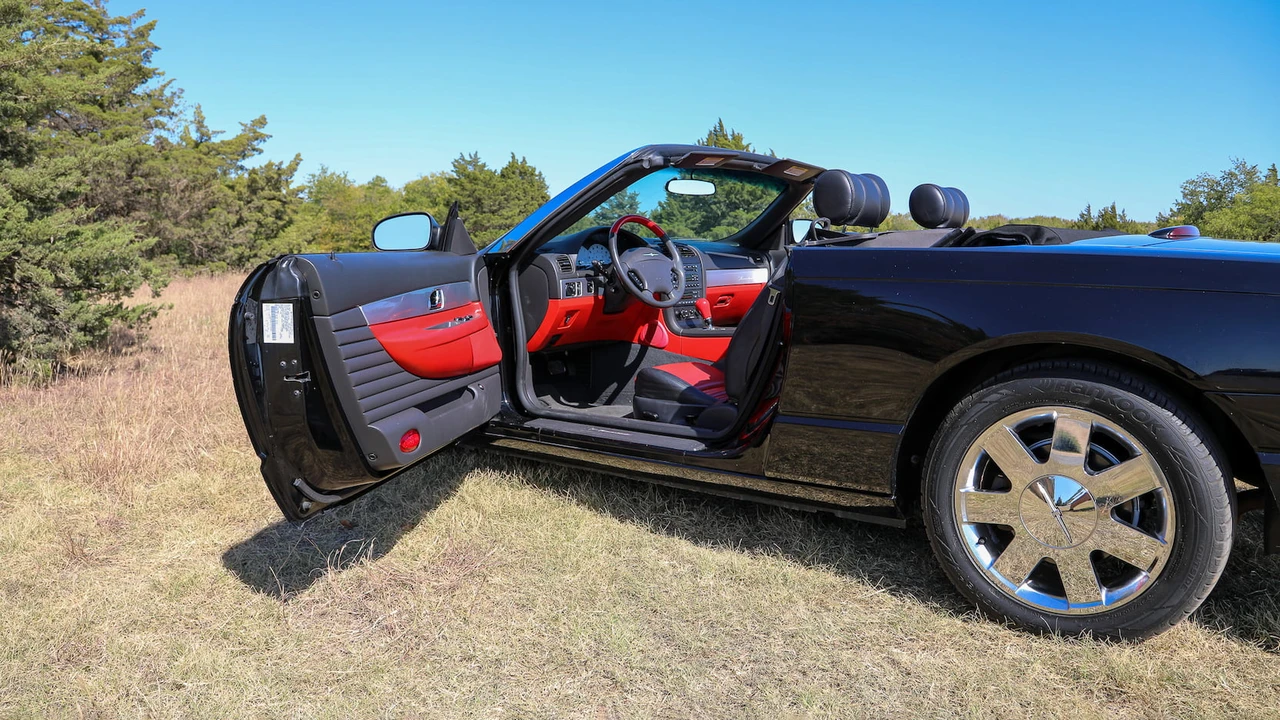2002 Ford Thunderbird 11th Gen - Image 4 of 29