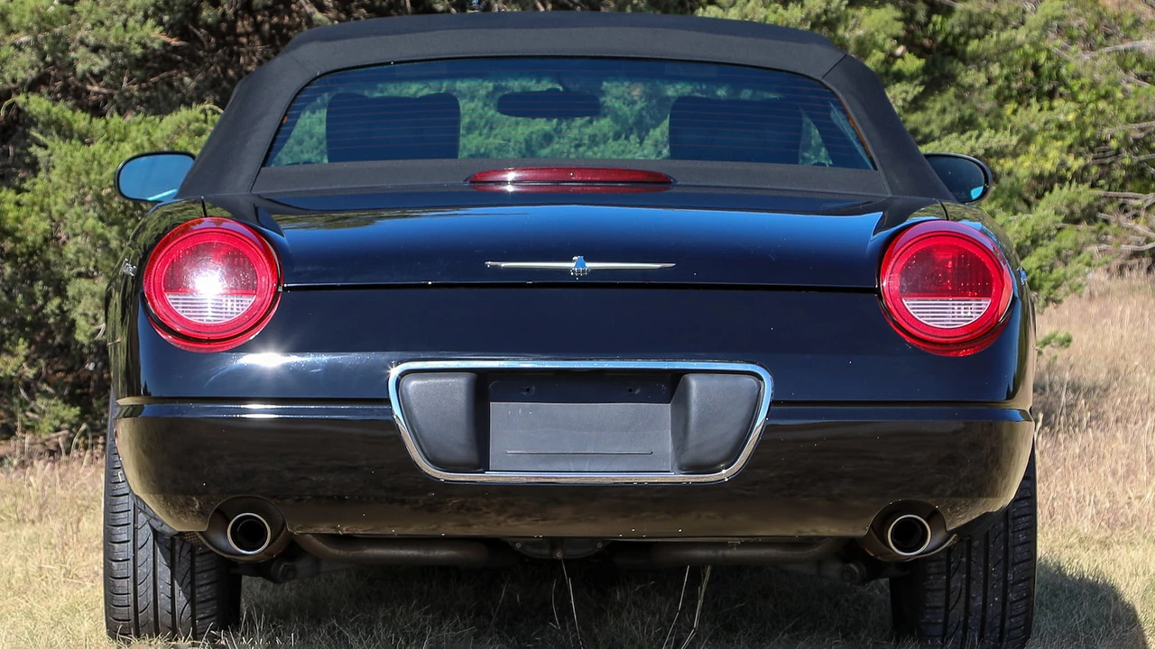 2002 Ford Thunderbird 11th Gen - Image 17 of 29