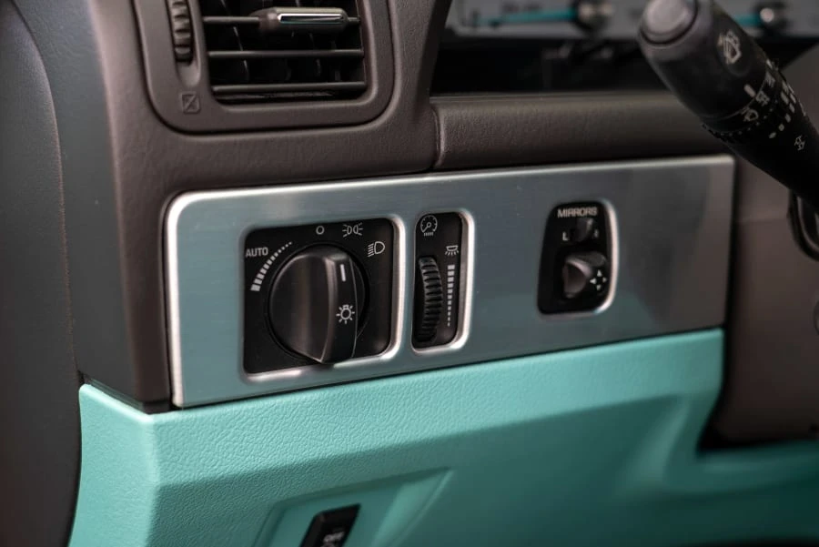 2002 Ford Thunderbird 11th Gen - Image 29 of 31