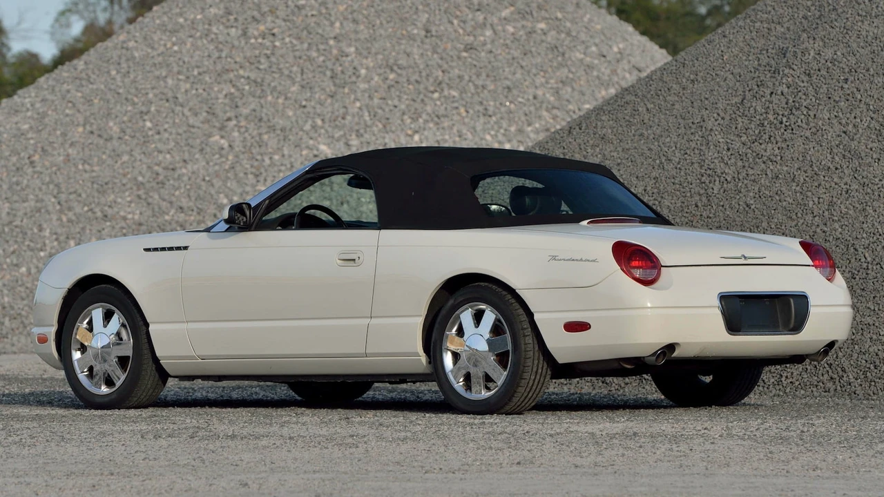 2002 Ford Thunderbird 11th Gen - Image 13 of 31