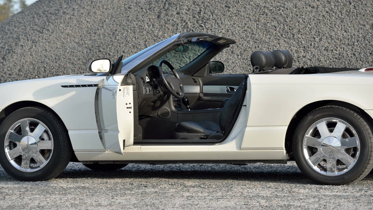 2002 Ford Thunderbird 11th Gen - Image 17 of 31
