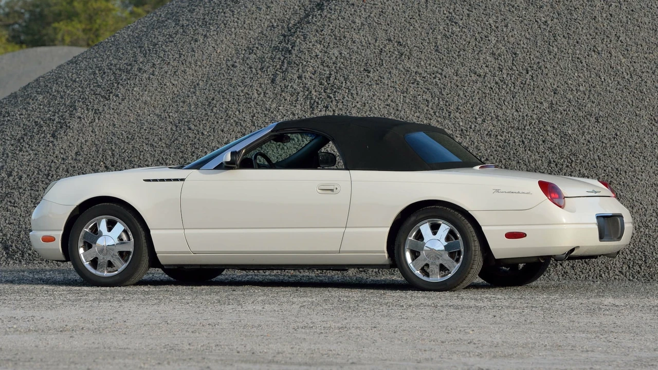 2002 Ford Thunderbird 11th Gen - Image 18 of 31