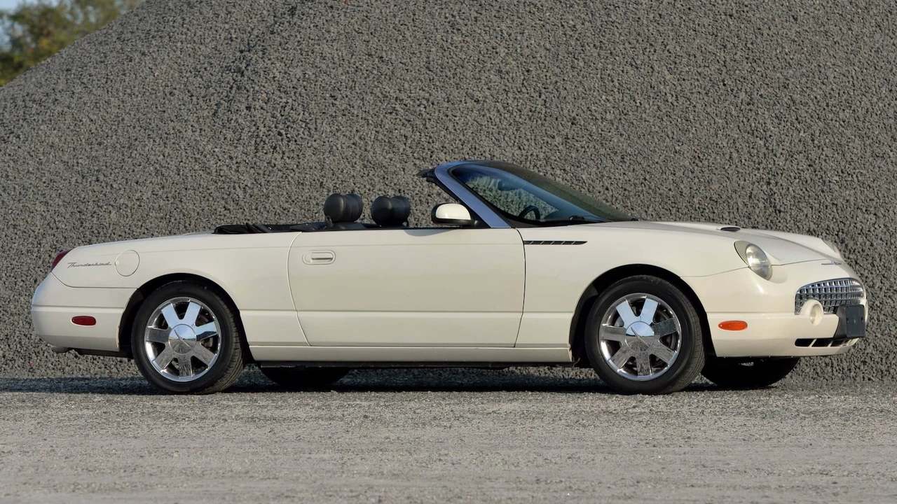 2002 Ford Thunderbird 11th Gen - Image 25 of 31