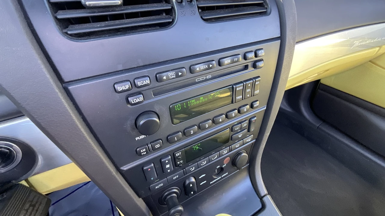 2002 Ford Thunderbird 11th Gen - Image 11 of 16