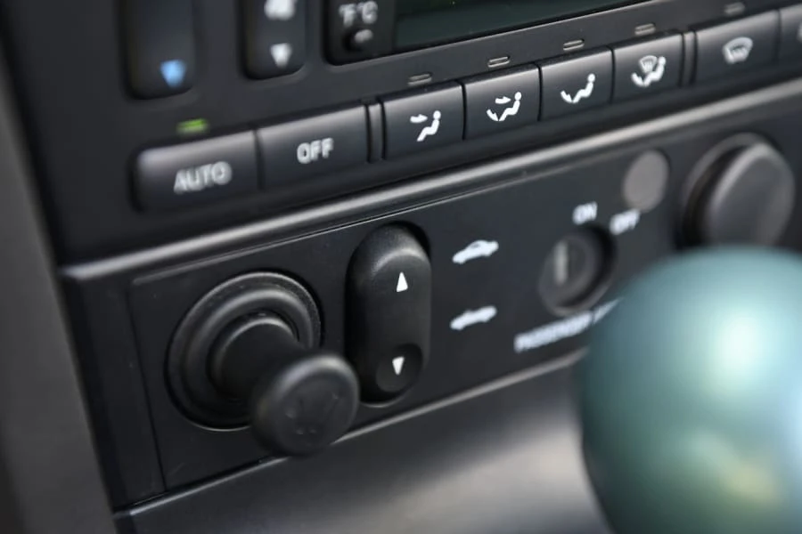 2002 Ford Thunderbird 11th Gen - Image 25 of 31