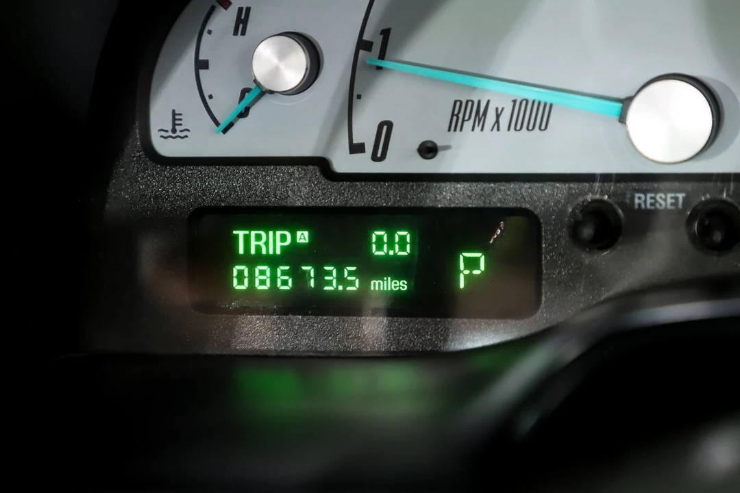 2002 Ford Thunderbird 11th Gen - Image 3 of 31