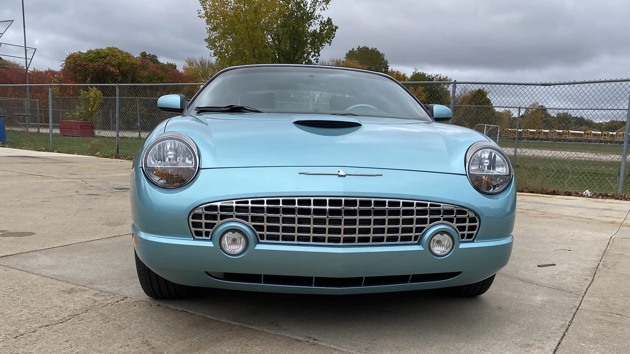 2002 Ford Thunderbird 11th Gen - Image 10 of 13