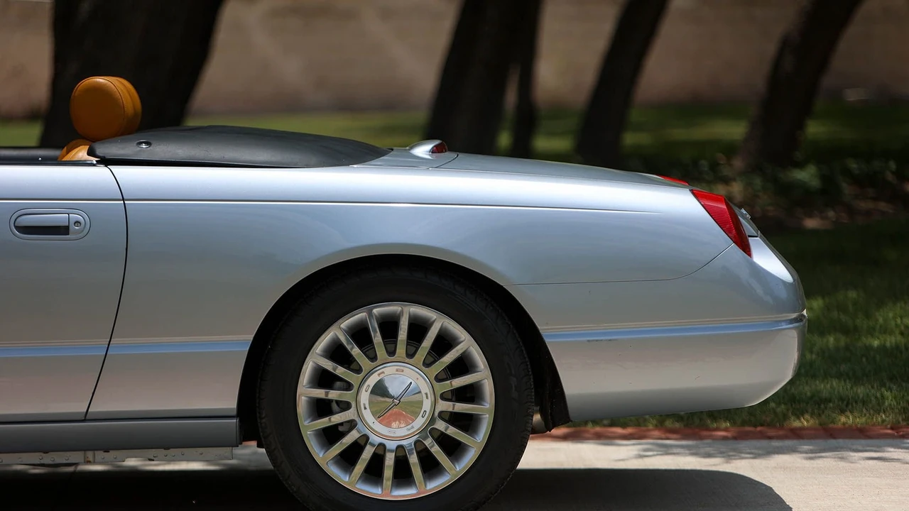 2002 Ford Thunderbird 11th Gen - Image 29 of 31