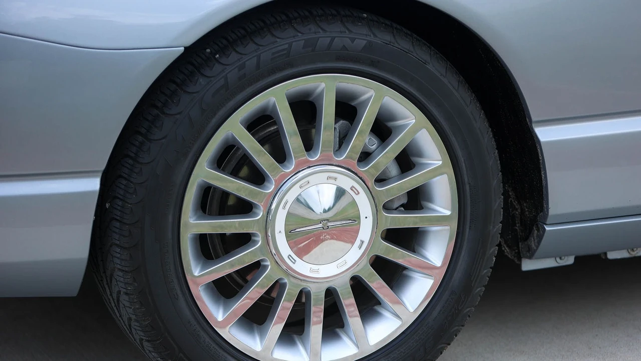 2002 Ford Thunderbird 11th Gen - Image 23 of 31