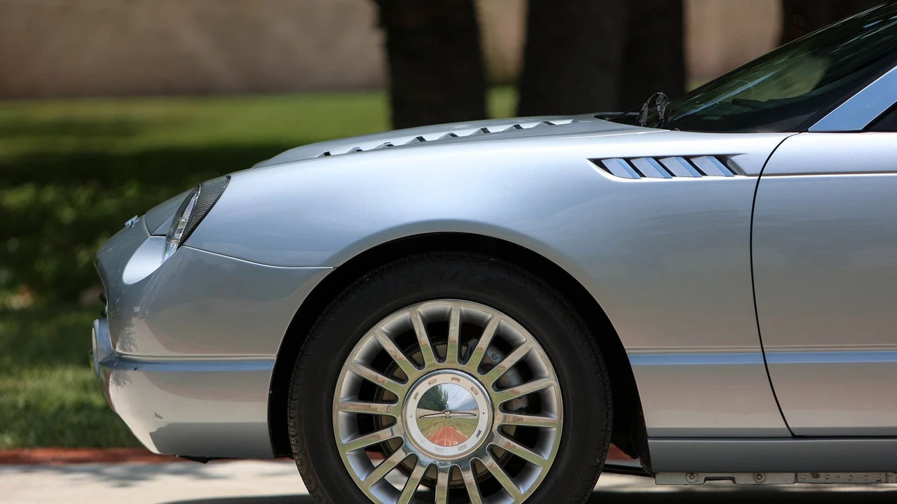 2002 Ford Thunderbird 11th Gen - Image 27 of 31
