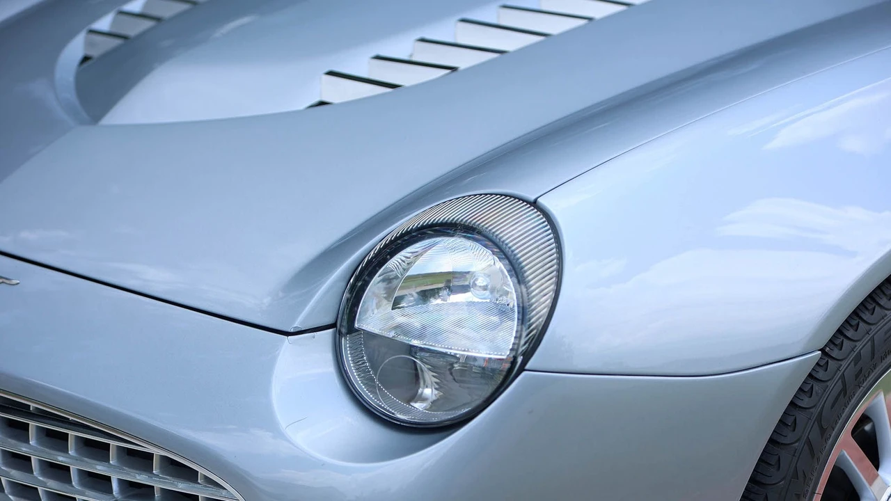 2002 Ford Thunderbird 11th Gen - Image 18 of 31