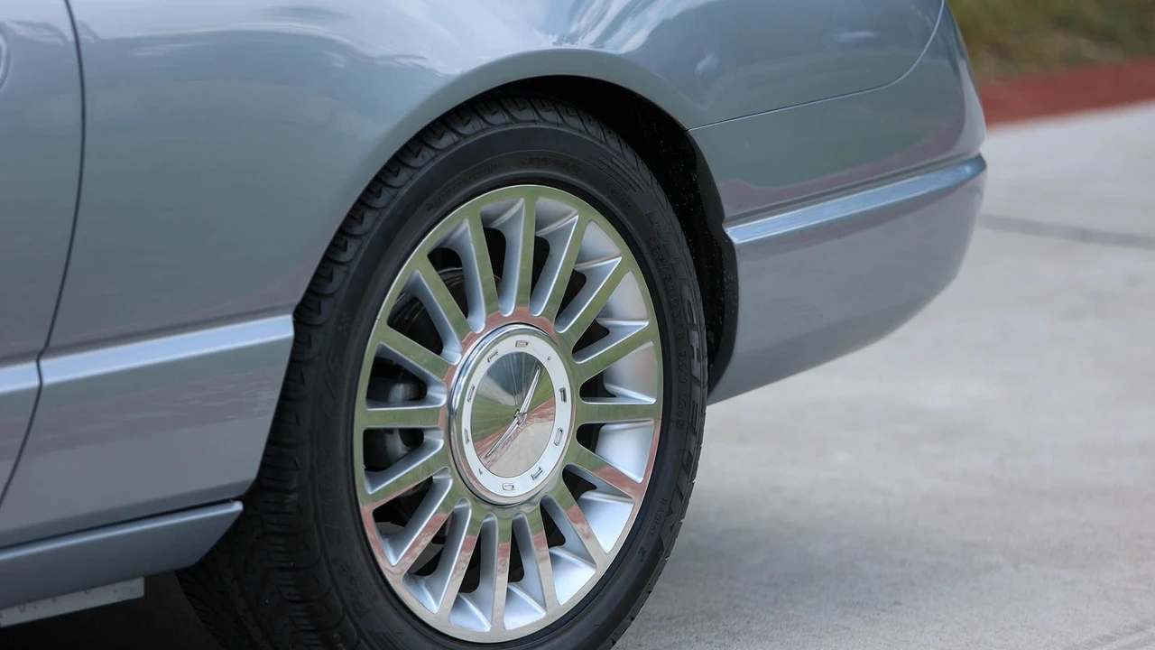 2002 Ford Thunderbird 11th Gen - Image 24 of 31