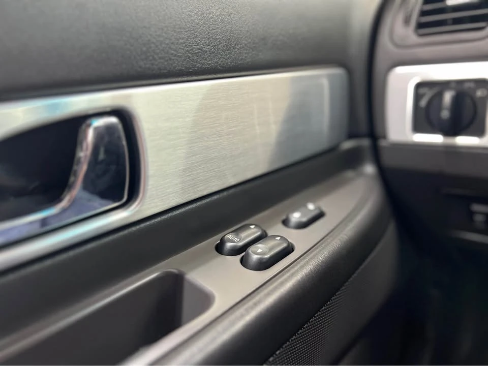 2002 Ford Thunderbird 10th Gen - Image 16 of 17