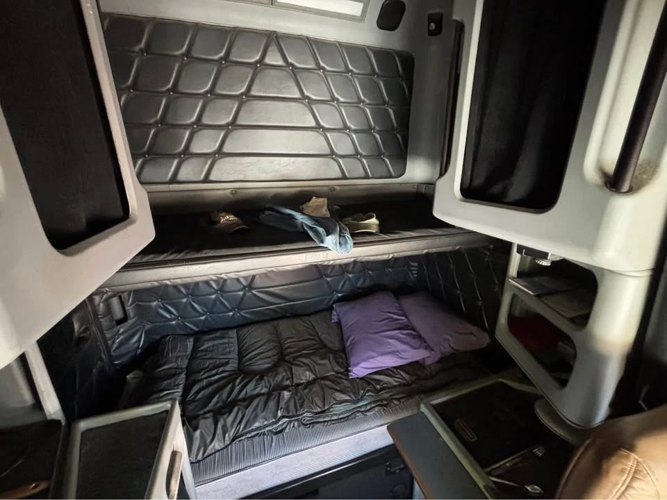 2002 Freightliner - Image 10 of 10