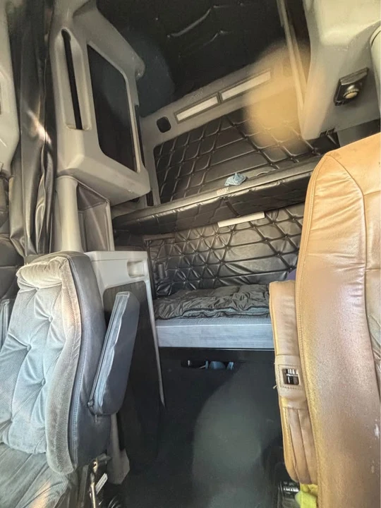 2002 Freightliner - Image 6 of 10