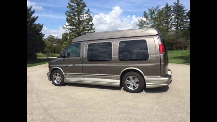 2002 GMC Savana - Image 2 of 3