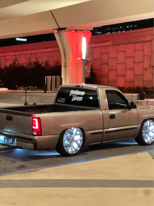 2002 GMC Sierra 2nd Gen - Image 2 of 9