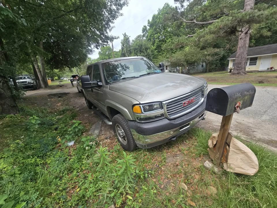 2002 GMC Sierra Heavy Duty 2nd Gen - Image 2 of 11