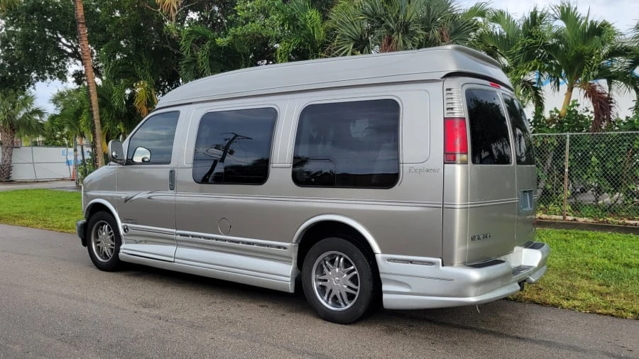2002 GMC Savana - Image 2 of 12