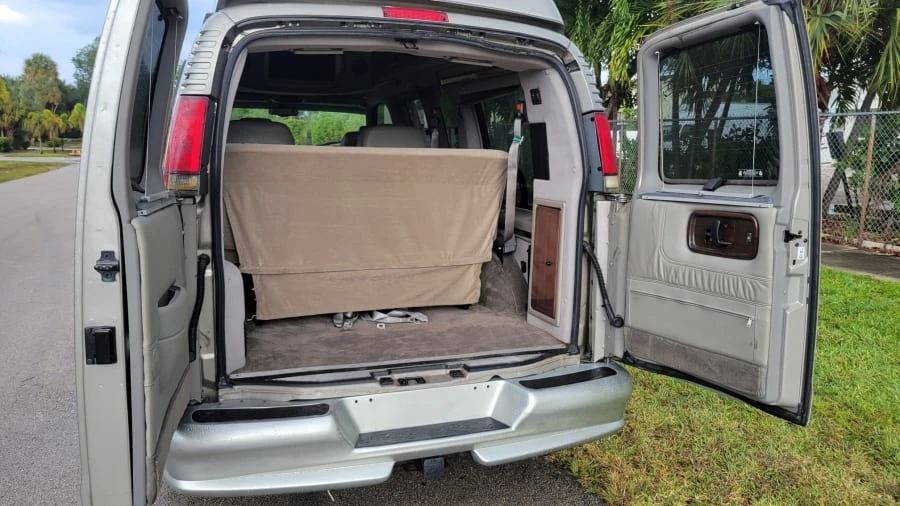 2002 GMC Savana - Image 9 of 12