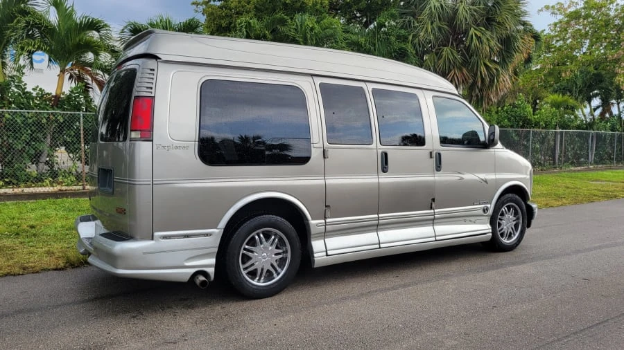 2002 GMC Savana - Image 11 of 12