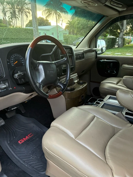 2002 GMC Savana - Image 13 of 16