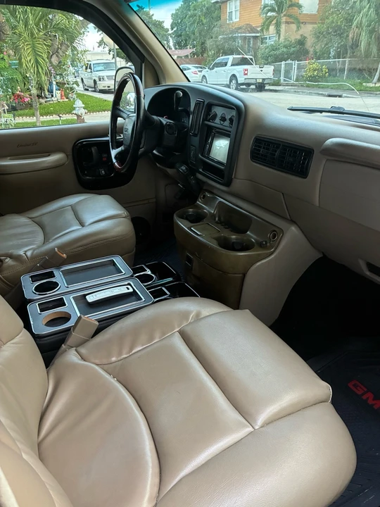 2002 GMC Savana - Image 11 of 16