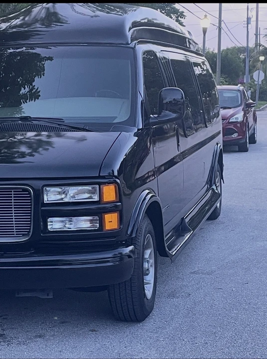 2002 GMC Savana - Image 3 of 16