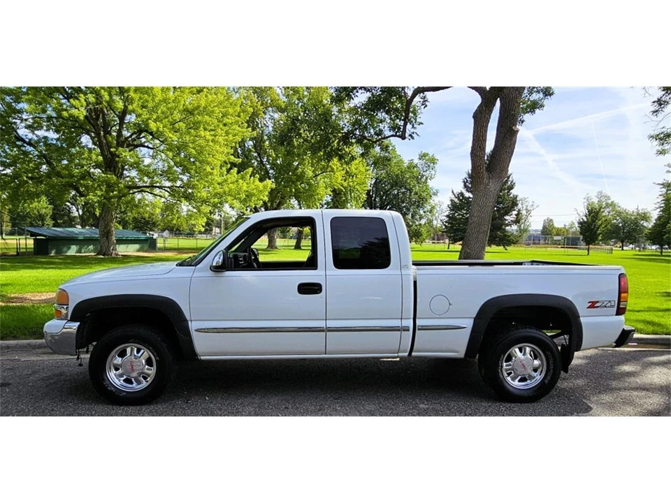 2002 GMC Sierra 2nd Gen - Image 2 of 31