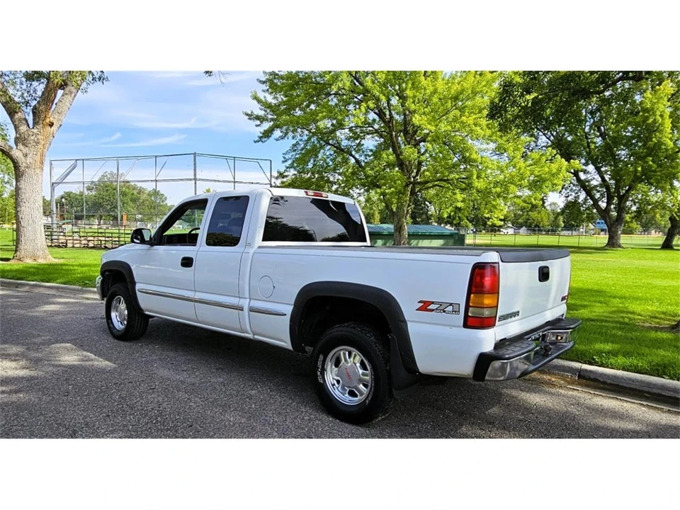 2002 GMC Sierra 2nd Gen - Image 3 of 31