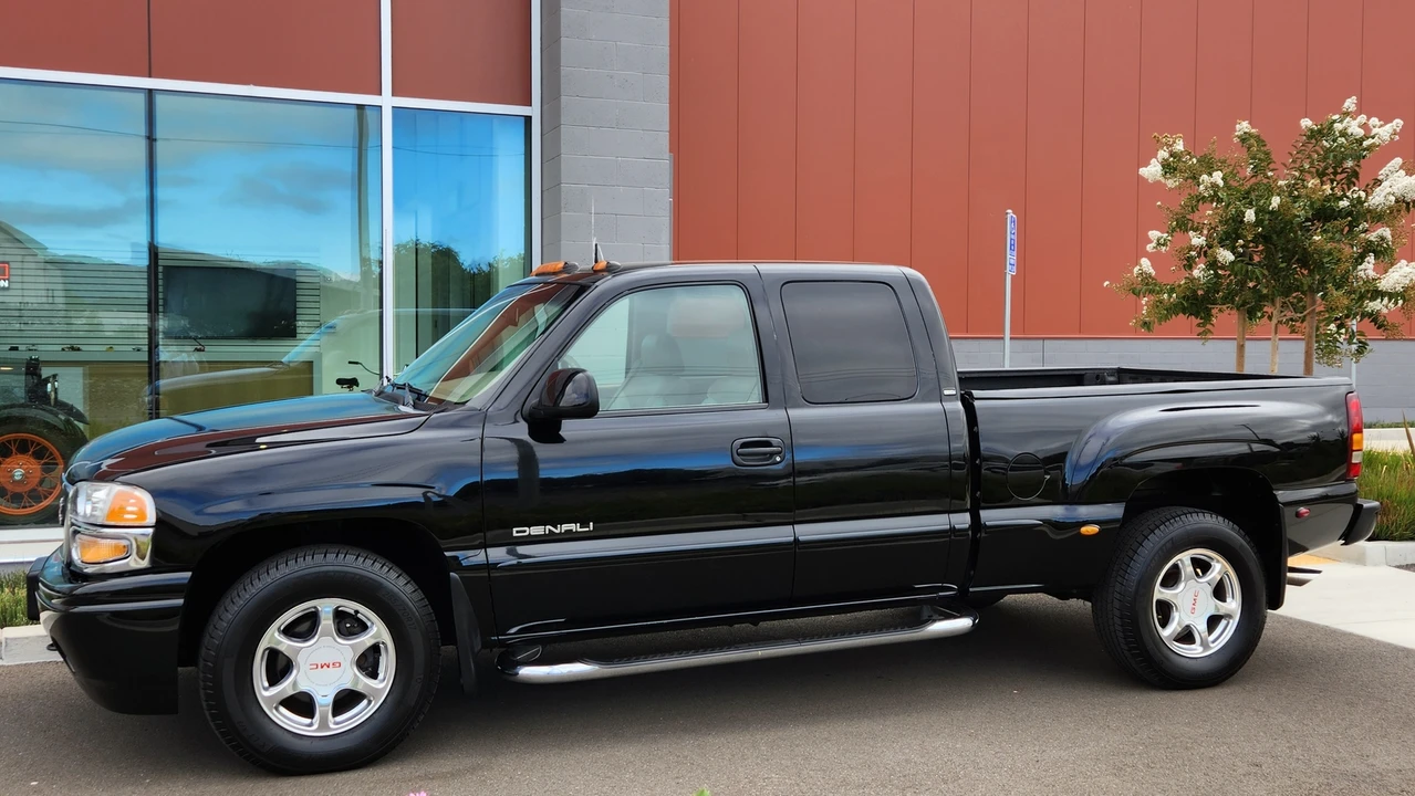 2002 GMC Sierra 2nd Gen - Image 2 of 31
