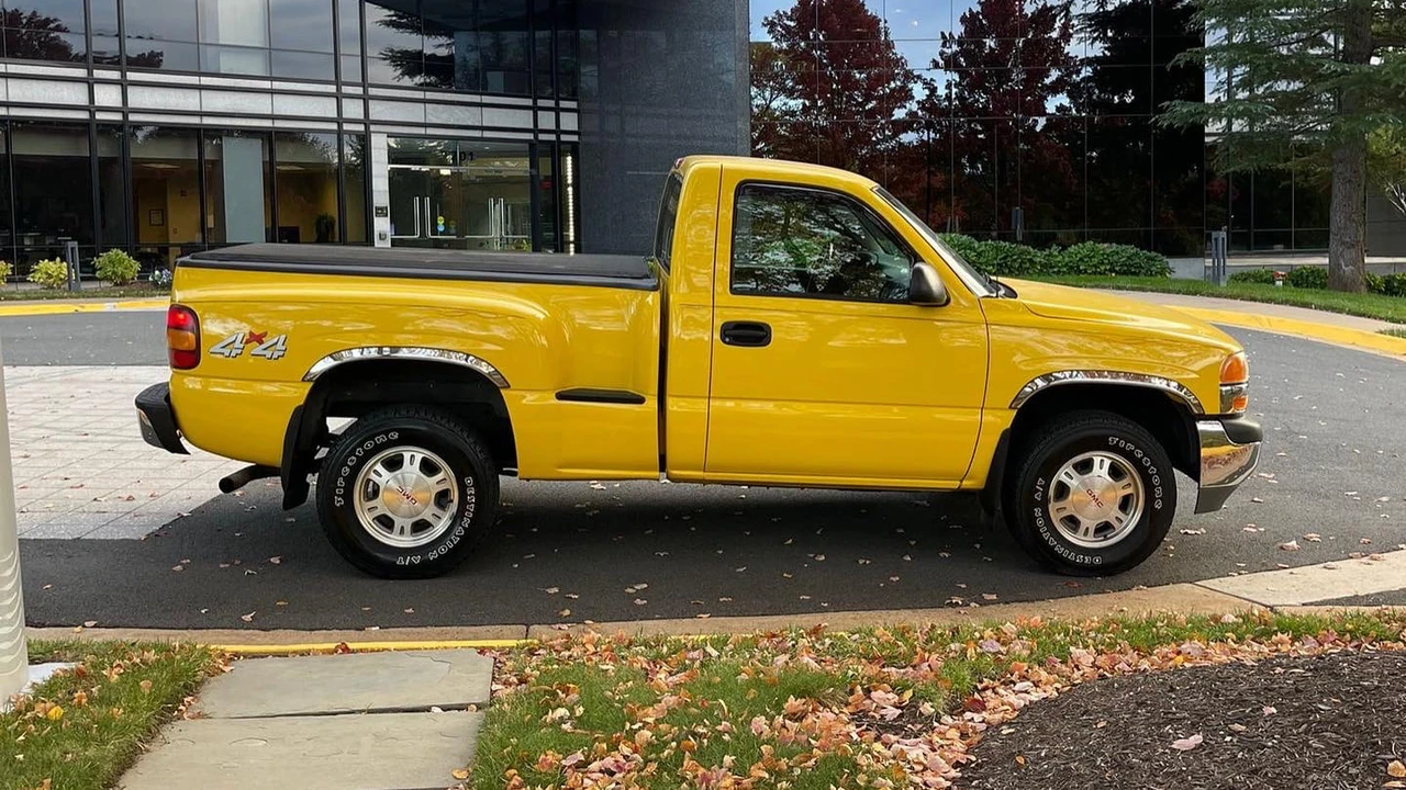 2002 GMC Sierra 2nd Gen - Image 2 of 9