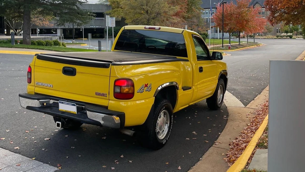 2002 GMC Sierra 2nd Gen - Image 3 of 9