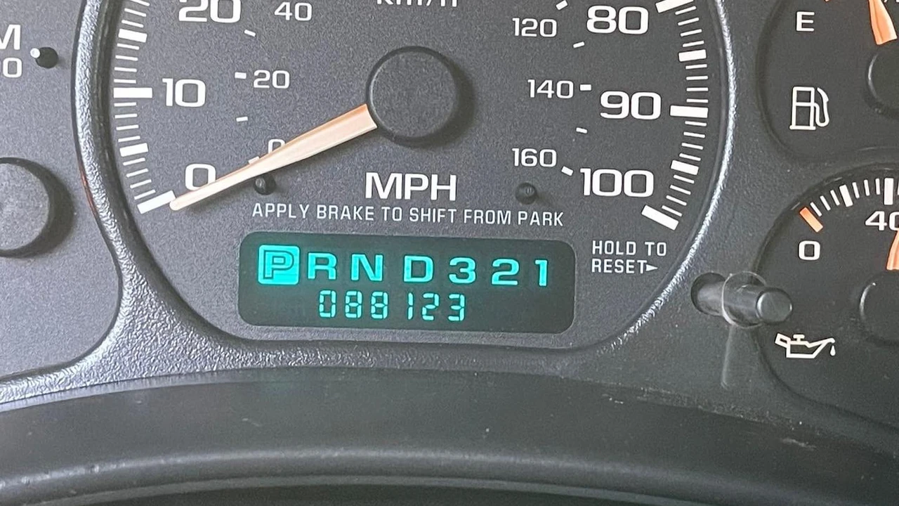 2002 GMC Sierra 2nd Gen - Image 5 of 9