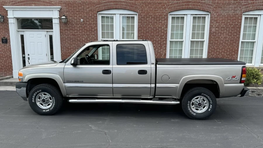 2002 GMC Sierra Heavy Duty 2nd Gen - Image 2 of 10