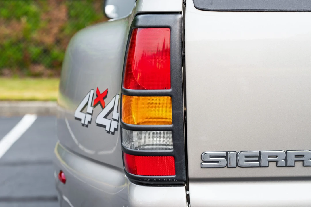 2002 GMC Sierra Heavy Duty 2nd Gen - Image 25 of 31