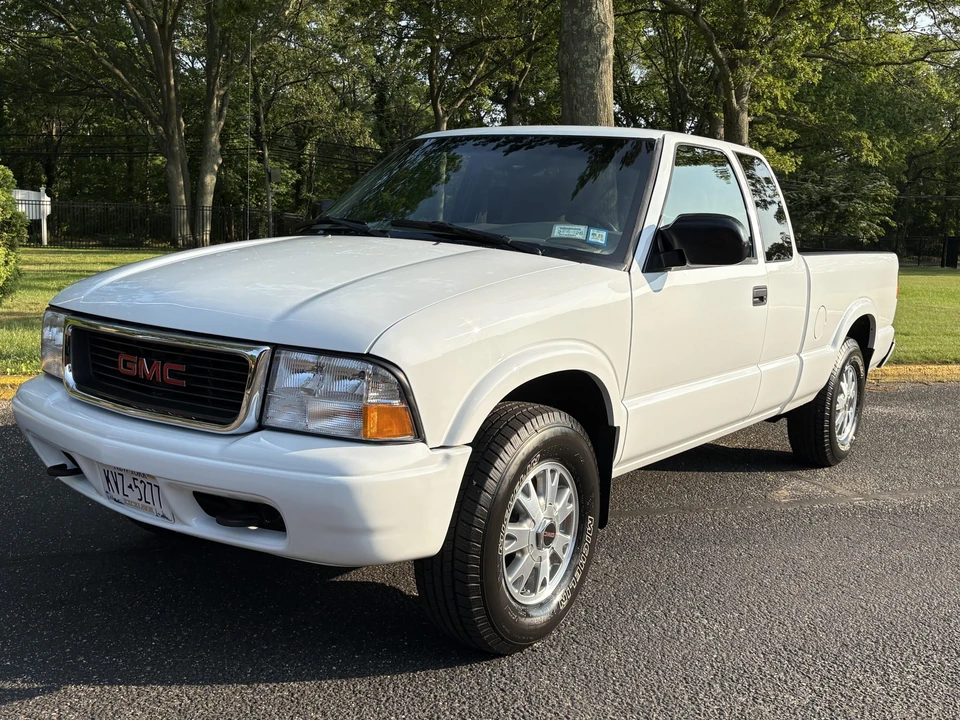 2002 GMC S-15/Sonoma - Image 2 of 31