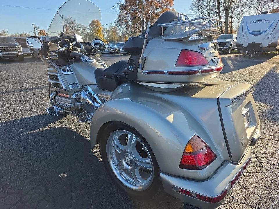 2002 Honda Gold Wing - Image 2 of 21