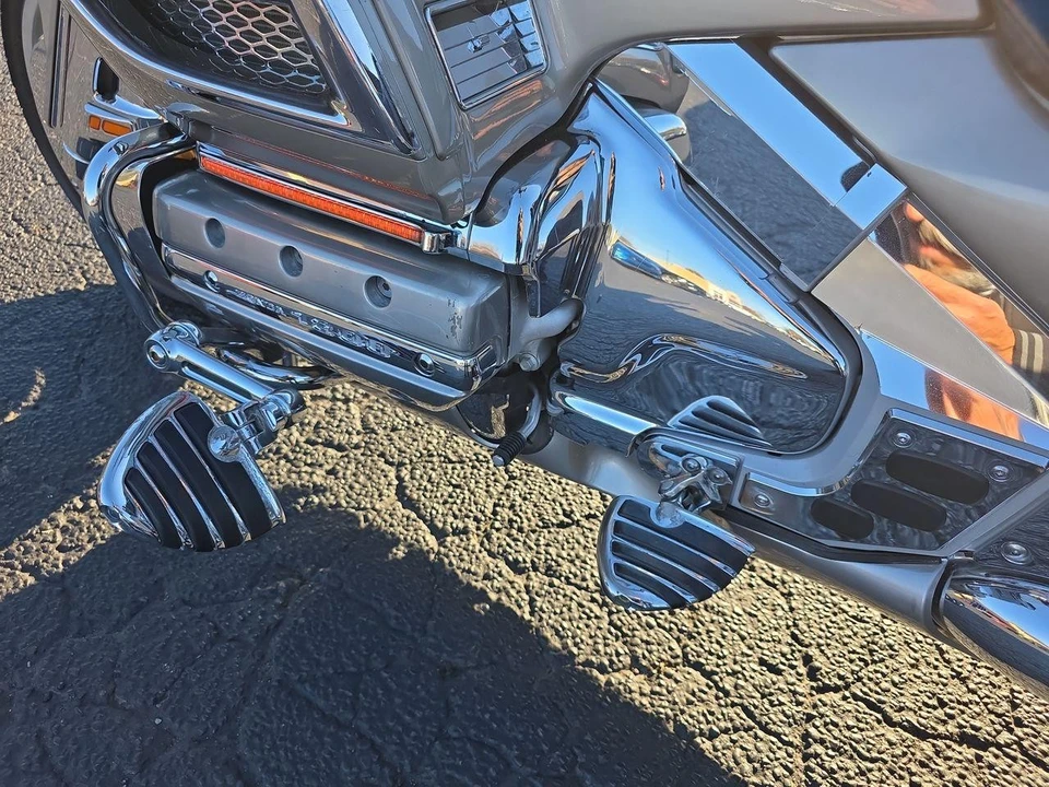 2002 Honda Gold Wing - Image 9 of 21