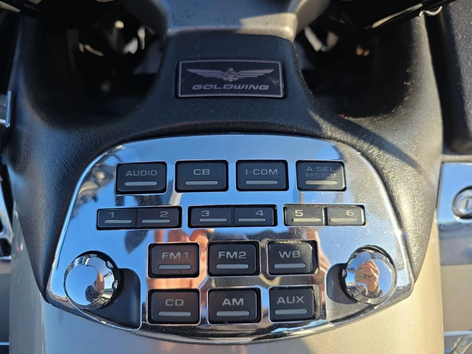 2002 Honda Gold Wing - Image 8 of 21