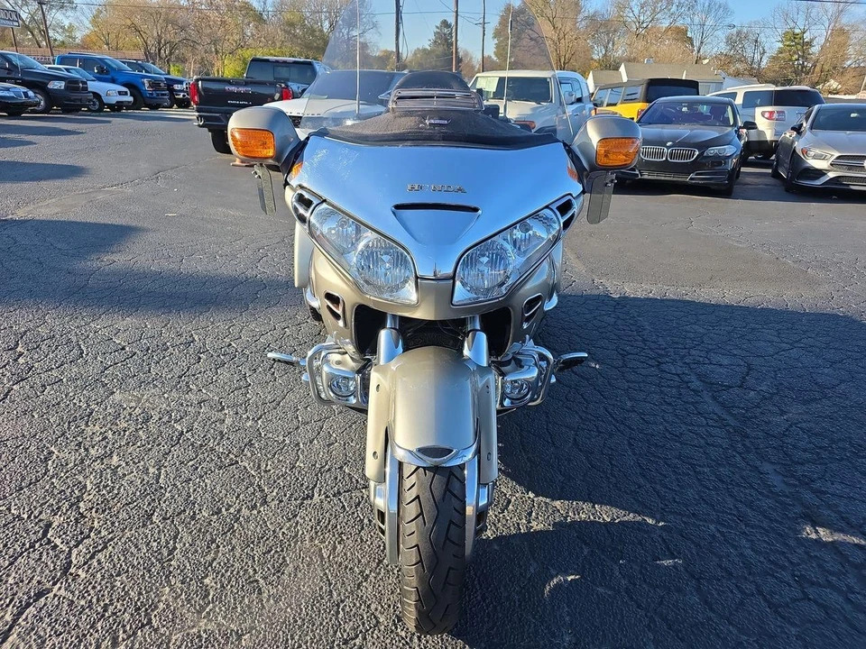 2002 Honda Gold Wing - Image 11 of 12