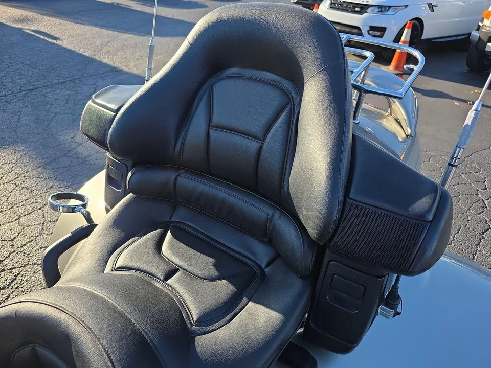 2002 Honda Gold Wing - Image 6 of 12