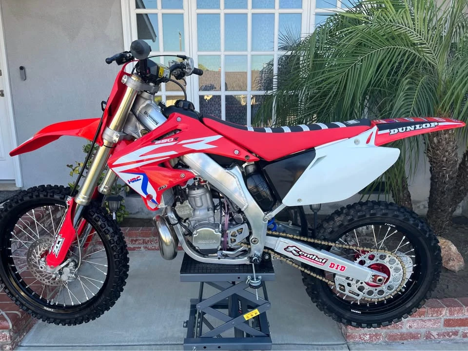 2002 Honda CR - Image 2 of 10